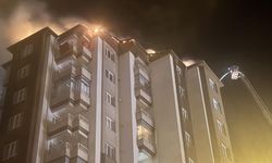 KAYSERİ - 13 katlı bir apartmanın çatı katında çıkan yangın hasara neden oldu