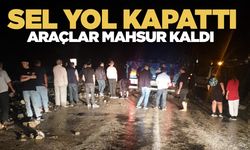 Sel suları yolu kapattı. Araçlar mahsur kaldı