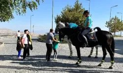 Elazığ'da Atlı Jandarma Timi'ne yoğun ilgi