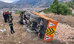 Amasya’da taş yüklü kamyon şarampole devrildi: 1 yaralı