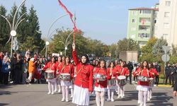 Ellerinde bayraklarla Cumhuriyet için yürüdüler