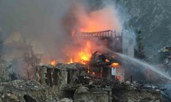 Hatay’da ahşap bina alevlere teslim oldu