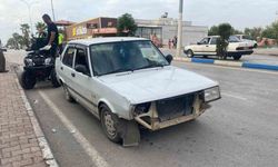 Motosiklet sürücüsü önce otomobile, sonra yayalara çarptı: 3 yaralı