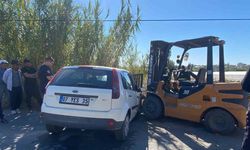 Serik’te forklift otomobilin motoruna saplandı, otomobil sürücüsü yaralandı