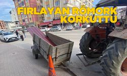 Hareket halindeki traktörün römorku çıktı