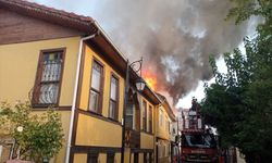 SAKARYA - Geyve'de çıkan yangında biri tarihi 3 ev zarar gördü