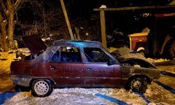 Karabük'te park halindeki otomobili alevler sardı