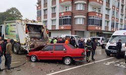 Samsun'da çöp toplama kamyonu ile çarpışan otomobildeki 3 kişi yaralandı