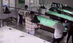 Kafasına bilardo topu gelen genç yere yığıldı, arkadaşları kahkahaya boğuldu