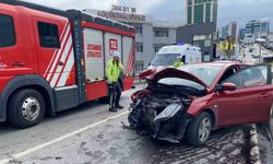 Maltepe’de iki araç kafa kafaya çarpıştı: 5 yaralı