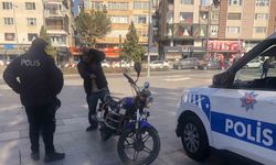 Motosikletliyi kaskıyla dövdü