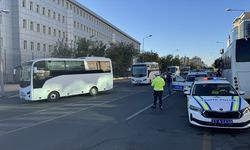 DİYARBAKIR - Arif Güran, tedavisin ardından duruşmaya katılmak üzere geldiği adliyeye giriş yaptı