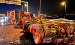 HATAY - Otomobil taşıyan tırın devrilmesi sonucu sürücü yaralandı