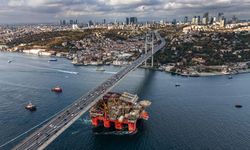 İspanya'dan Romanya'ya giden Transocean Barents adlı petrol platformu, İstanbul Boğazı’ndan geçiş yaptı (5)