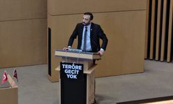 İSTANBUL - Küçükçekmece Belediye Meclisinde AK Parti'li üyeden "Teröre geçit yok" dövizi