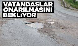 Sinop’ta yol ortasındaki çukur tehlike saçıyor