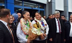 TRABZON - Dünya Gençler Boks Şampiyonası'ndan madalyayla dönen Havvanur ve Dilara, coşkuyla karşılandı