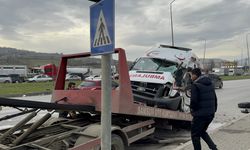 Tırla çarpışan ambulansın şoförü yaralandı, kaza güvenlik kamerasına yansıdı