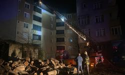 Sinop'ta bir apartmanın çatısında çıkan yangın hasara neden oldu