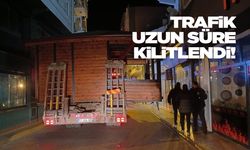 Caddede sıkışan tır trafiği kilitledi