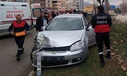 Sinop'ta bir otomobil park halindeki otomobile çarptı, 4 kişi yaralandı