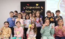 Anne ve çocuklar origami atölyesine katıldı