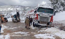 Doğalgaz tüpü yüklü tır yan yattı