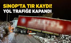 Sinop il merkezinde kayan tır yolu trafiğe kapattı