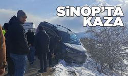 Sinop'ta otomobil yol kenarına düştü