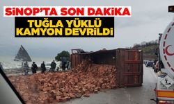 Sinop’ta tuğla yüklü kamyon devrildi