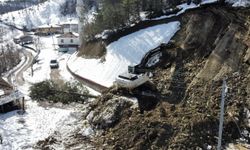 Sinop'ta heyelanda kapanan köy yolu ulaşıma açıldı