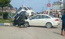 Sinop'ta otomobil ile çarpışan panelvanın sürücüsü yaralandı