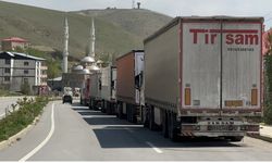 Türkiye-İran sınırında 2 kilometrelik tır kuyruğu oluştu