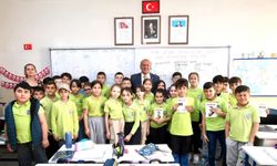 Başkan Gürbüz’den öğrencilere Nutuk hediyesi