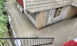 Sağanak nedeniyle bazı ev ve iş yerlerini su bastı