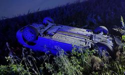 Sinop yolunda otomobil hendeğe devrildi