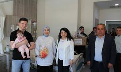 Hastanede tedavi gören çocuklara oyuncak hediye ettiler