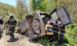 Samsun'da hafif ticari araç devrildi: 2 yaralı