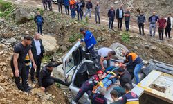 Şarampole devrilen kamyonun sürücüsü yaralandı