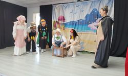 Veliler sahne aldı, öğrenciler izledi