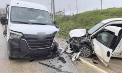 İşçileri taşıyan servis ile hafif ticari araç çarpıştı