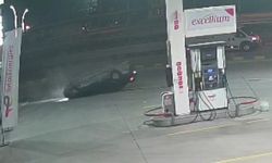 Otomobilin kaldırıma çarpıp ters döndüğü anlar güvenlik kamerasında