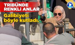 Kadın taraftar galibiyeti para saçarak kutladı