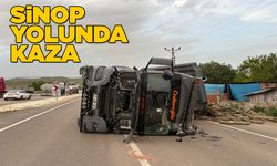 Odun yüklü tır devrildi
