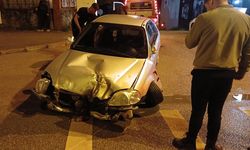 Sinop’ta tabelaya çarpan araç hasar aldı