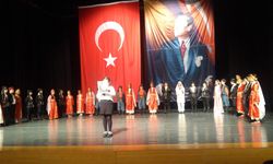 İlkokullu miniklerin 19 Mayıs gösterisi ayakta alkışlandı