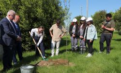 Üniversitenin kuruluş yıl dönümünde fidanlar toprakla buluştu
