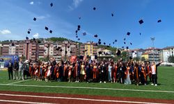 Türkeli'de üniversite öğrencileri mezuniyet heyecanı yaşadı