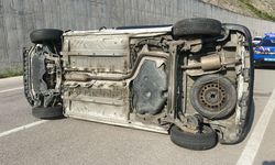 Devrilen otomobildeki 4 kişi yaralandı