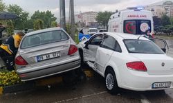 İki otomobilin çarpıştığı kazada 3 kişi yaralandı